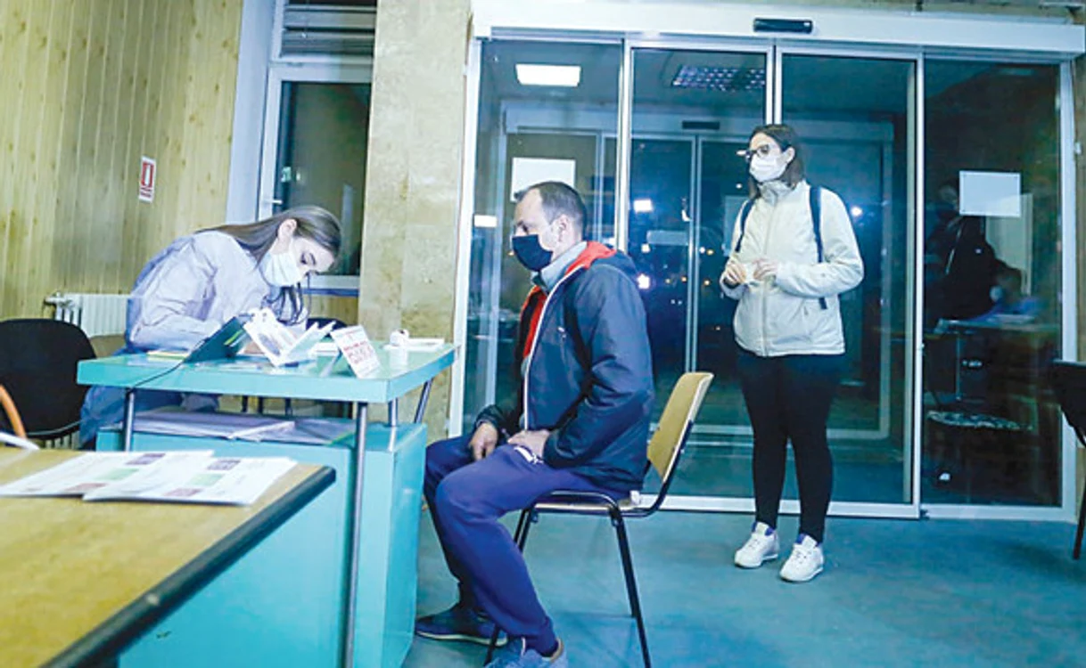 
    Klaus Iohannis a fost prezent miercuri la deschiderea centrului mobil de vaccinare din Afumaţi, Ilfov  