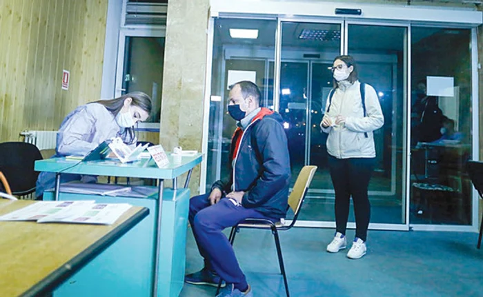 
    Klaus Iohannis a fost prezent miercuri la deschiderea centrului mobil de vaccinare din Afumaţi, Ilfov  