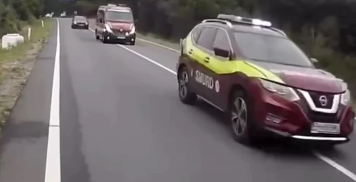 Șoferul BMW-ului filmat în timp ce urmărea cu viteză două ambulanțe SMURD. FOTO: Captură video