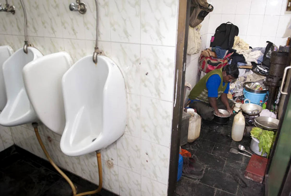 Îşi prepară mâncarea în toaleta publică
