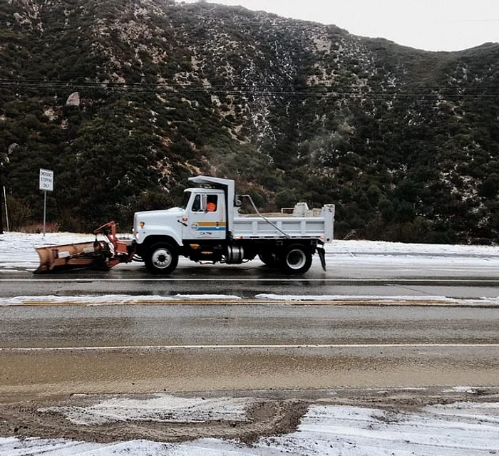 Autorităţile depăşite de situaţie au improvizat deszăpezirea 