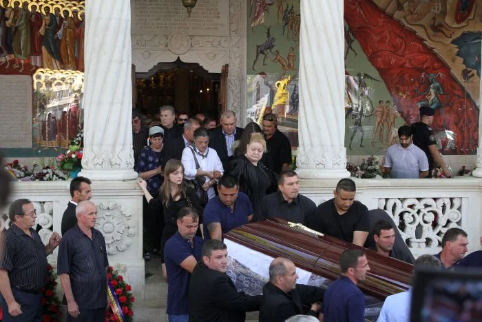 
    Cine a venit la înmormântarea lui Vadim Tudor: «Tribunul» a fost condus pe ultimul drum de mii de oamenifoto: Blitz  