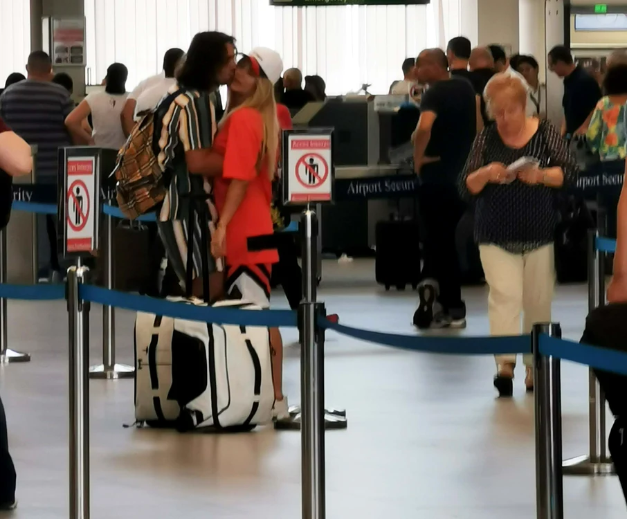 Delia şi Răzvan Munteanu s-au comportant ca doi adolescenţi îndrăgostiţi în aeroportFoto: Mihai Ionescu