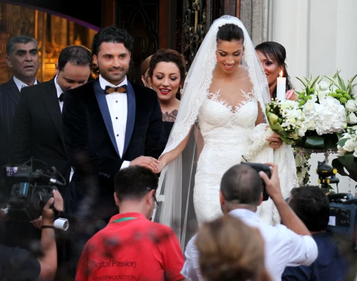 Cei doi miri au ieşit zâmbitori din biserică. În spatele lor, au venit şi naşii, la fel de emoţionaţi