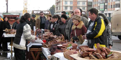 Oamenii au stat la coadă zeci de minute pentru a cumpăra produse tradiţionale