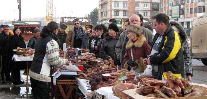 Oamenii au stat la coadă zeci de minute pentru a cumpăra produse tradiţionale
