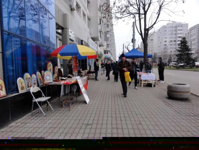 „Comercianţii vând, de ani buni, pe lângă mărţişoare, obiecte de tot felul FOTO Adevărul“