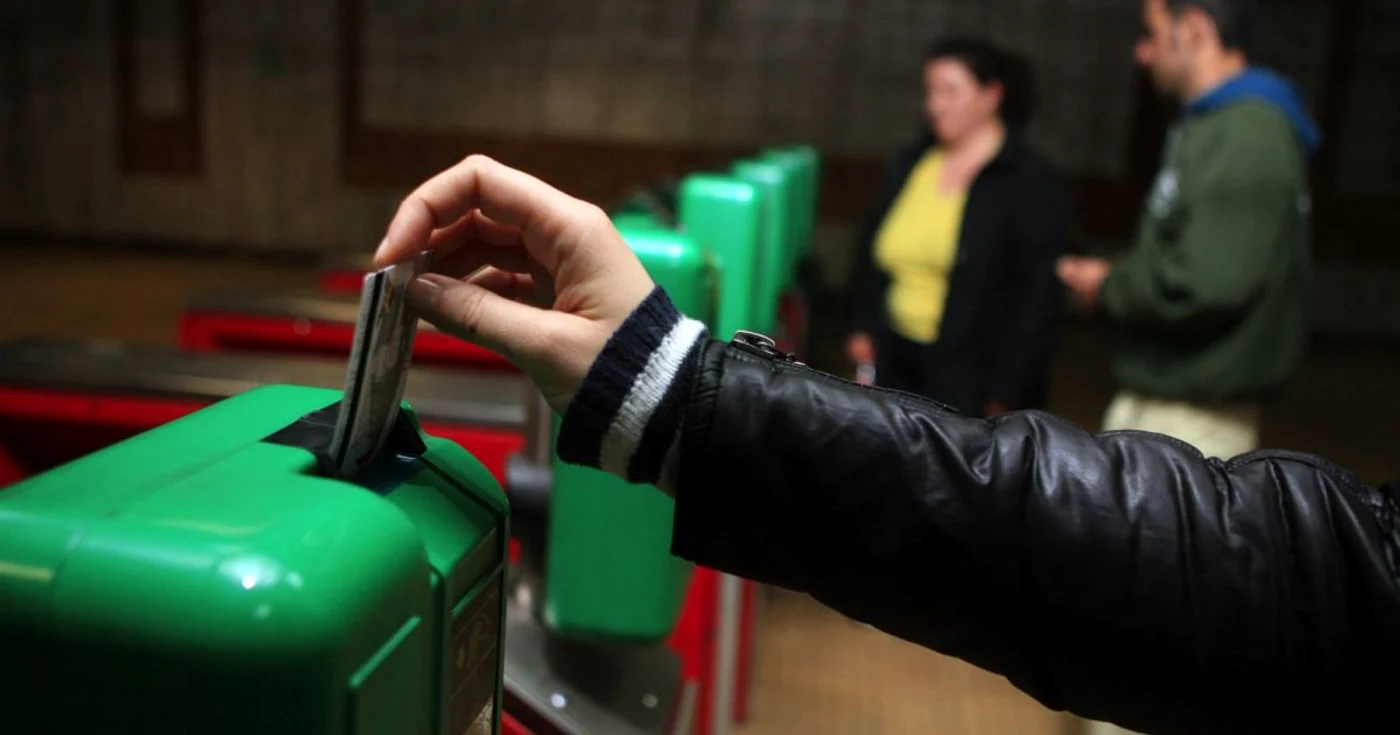Cineva validează cartela de acces la metrou