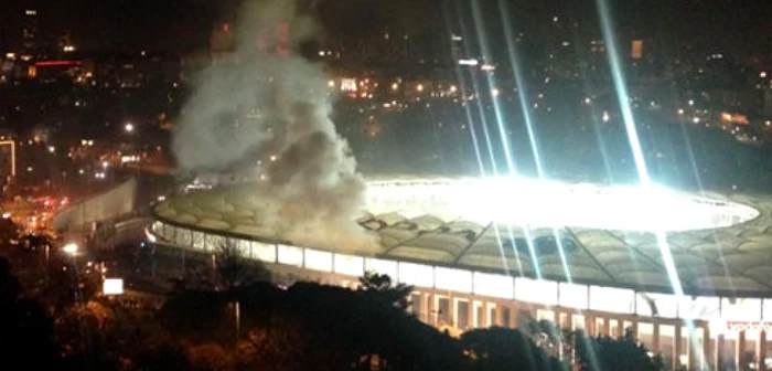 Fum ridicându-se de la stadionul Beşiktaş FOTO Twitter