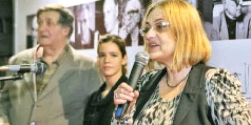 Alex. Ştefănescu, Ada Condeescu şi Denisa Comănescu , lansând cartea „Pe când eram o operă de artă“ de Eric-Emmanuel Schmitt