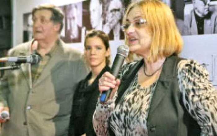 Alex. Ştefănescu, Ada Condeescu şi Denisa Comănescu , lansând cartea „Pe când eram o operă de artă“ de Eric-Emmanuel Schmitt