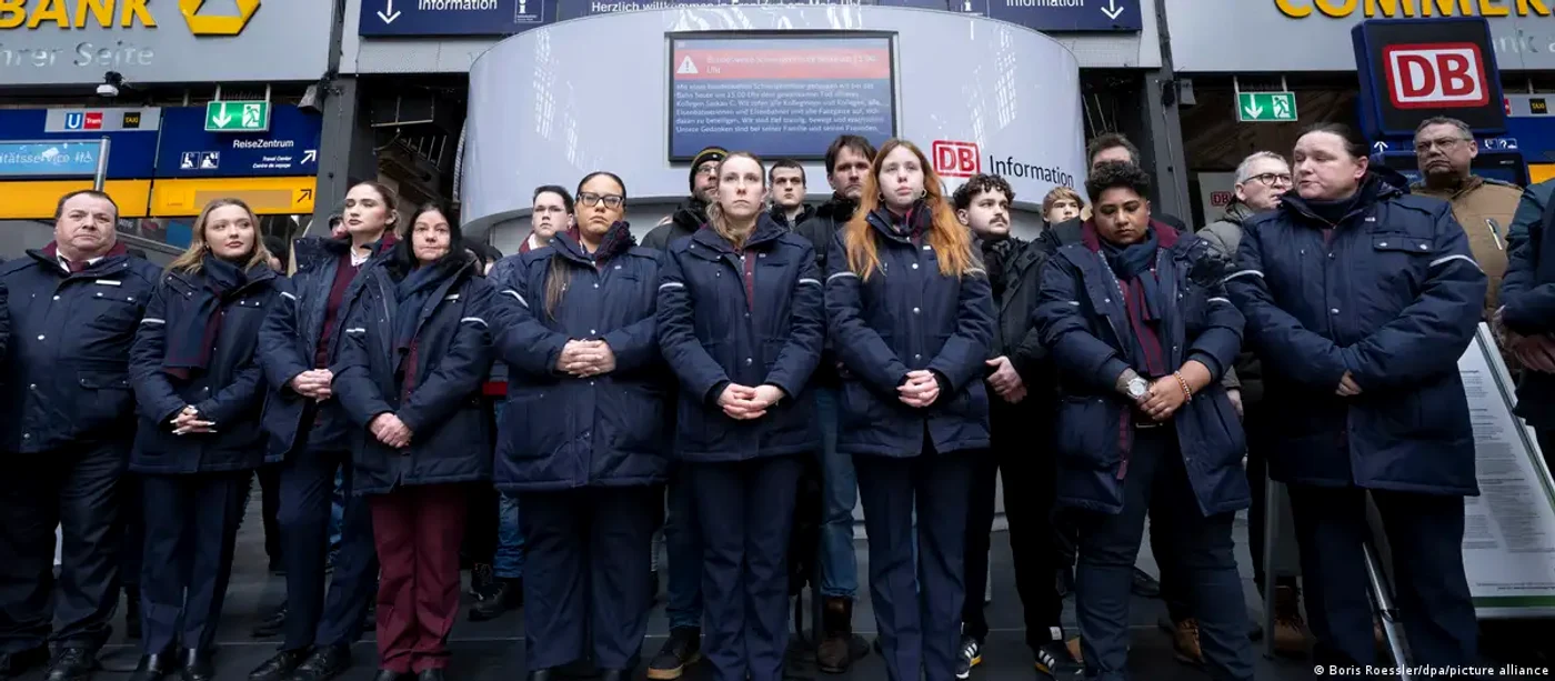 Angajaţi ai Deutsche Bahn au ţinut un moment de reculegere în memoria colegului lor ucis recent 