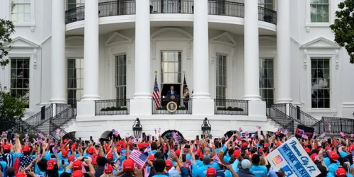 Donald Trump se adresează susţinătorilor săi de la balconul Casei Albe FOTO EPA-EFE