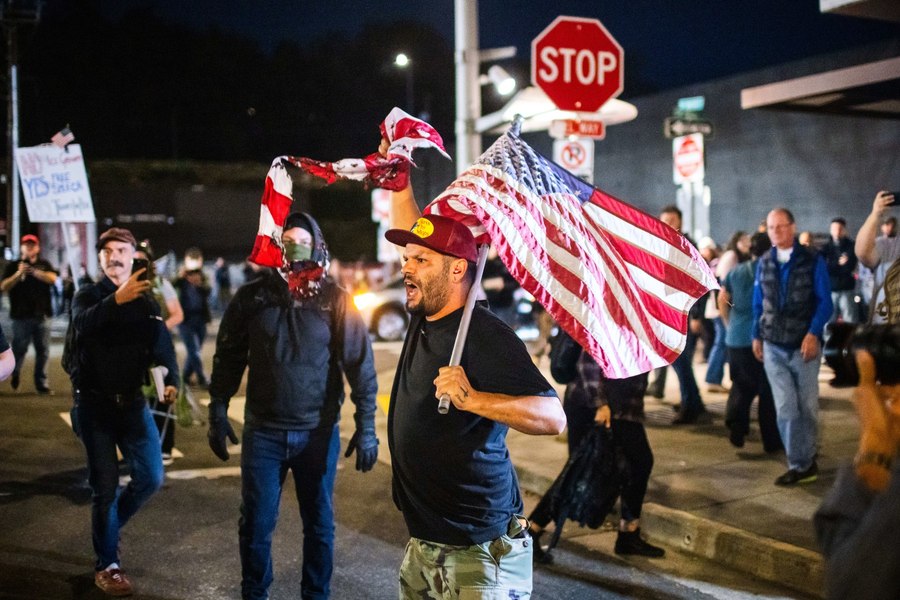 De ce insistă Trump să desfășoare Garda Națională în orașele americane. Judecătorii americani îi blochează demersul