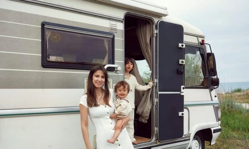 Cei patru membri ai familie Rogoz s-au urcat în rulotă lor și au plecat spre mare