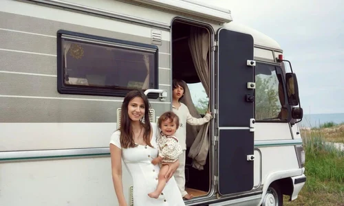 Cei patru membri ai familie Rogoz s-au urcat în rulotă lor și au plecat spre mare