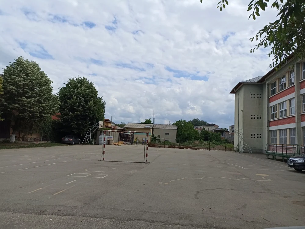 Terenul unde va fi viitoarea sală de sport la Şcoala ”Nicolae Iorga” FOTO: Denis Grigorescu