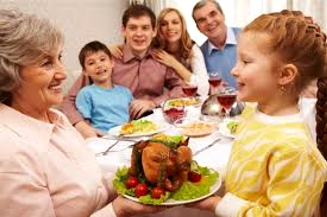 
    La masa sărbătorească se împlinesc unele tradiții care poartă noroc în familia respectivăSursa foto: Click.ro  