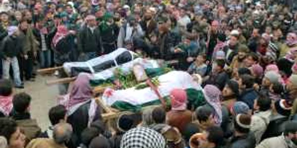FOTO REUTERS: Sirienii din Homs îşi îngroapă morţii