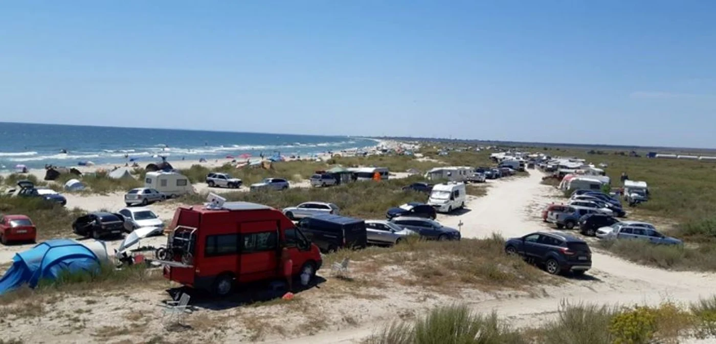 Plajele sălbatice, invadate de turişti şi maşini FOTO: ARBDD