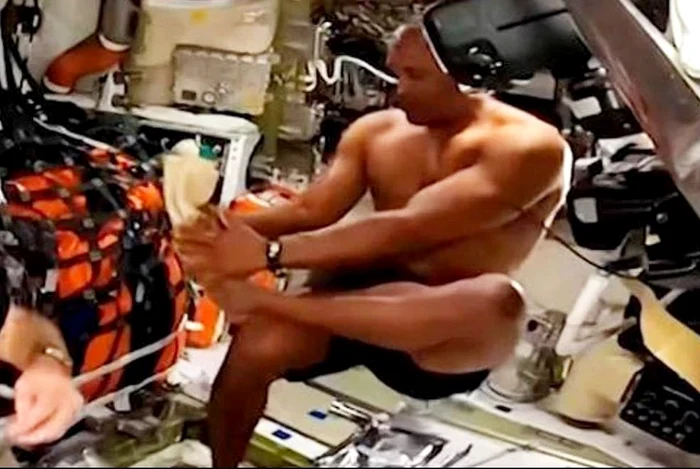 Victor Glover a făcut un „duș spațial” (Foto: captură video)