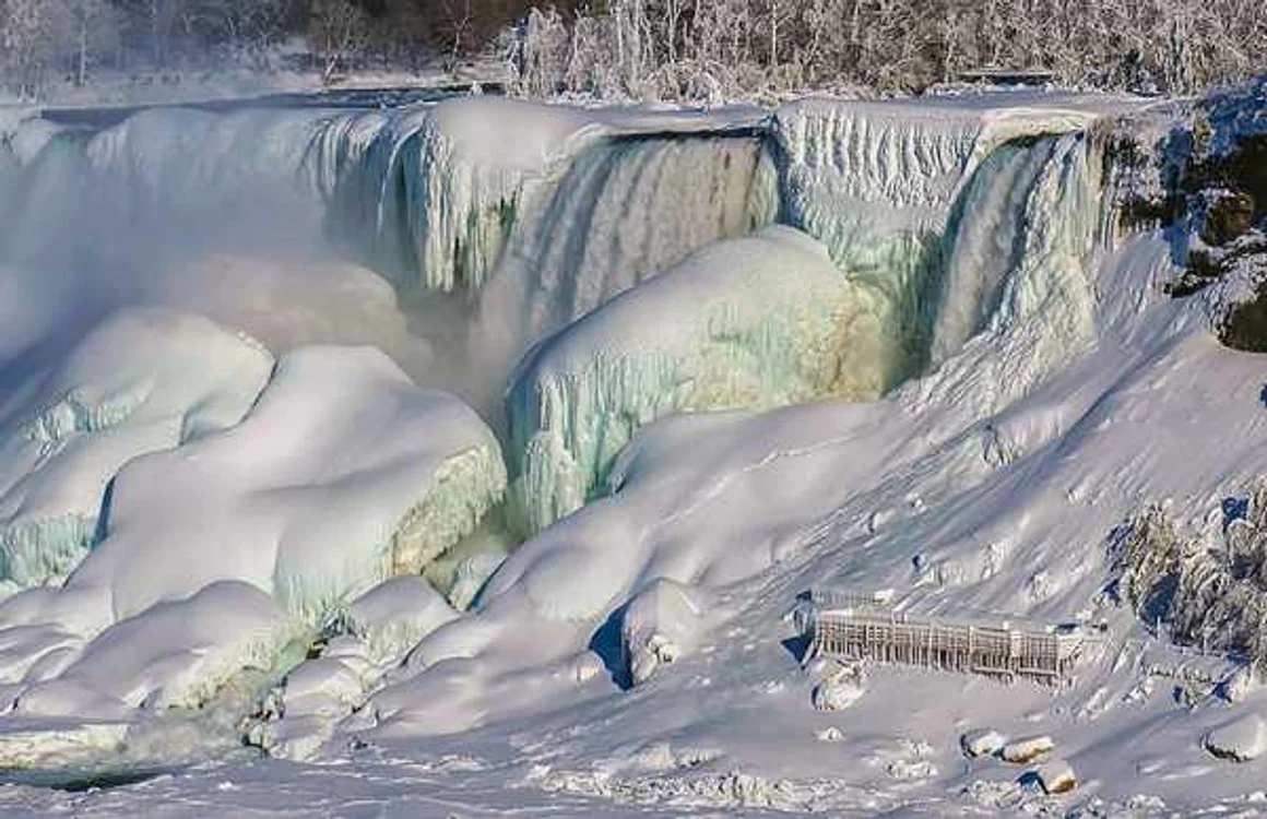 Cascada Niagara îngheţată Foto geonmagazine com