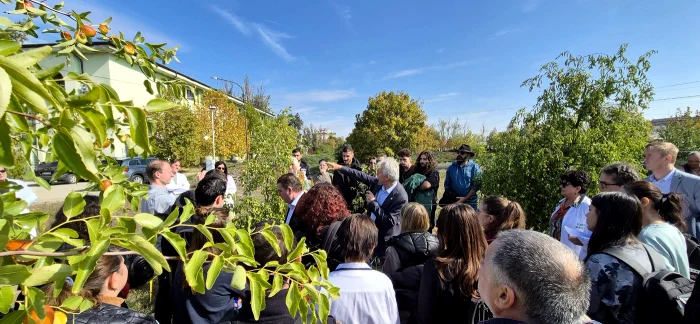 Zeci de studenți au vizitat sttațiunea și au analizat culturile FOTO: site Stațiunea Dăbuleni