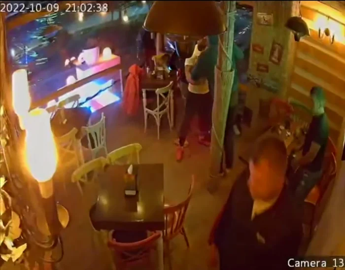 Agresiunea a fost surprinsă de camerele de supraveghere FOTO: preluare video