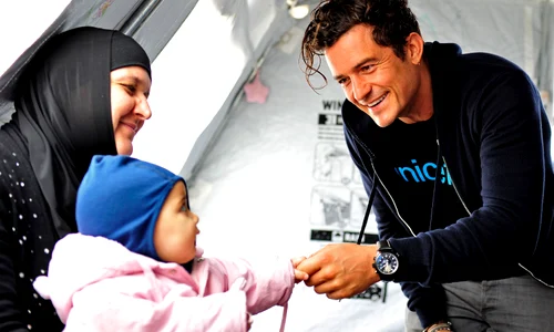 Orlando Bloom, ambassadeur de lUNICEF, rencontre des migrants en Macédoine jpeg