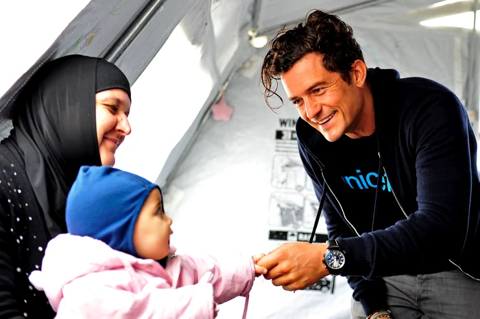 Orlando Bloom, ambassadeur de lUNICEF, rencontre des migrants en Macédoine jpeg