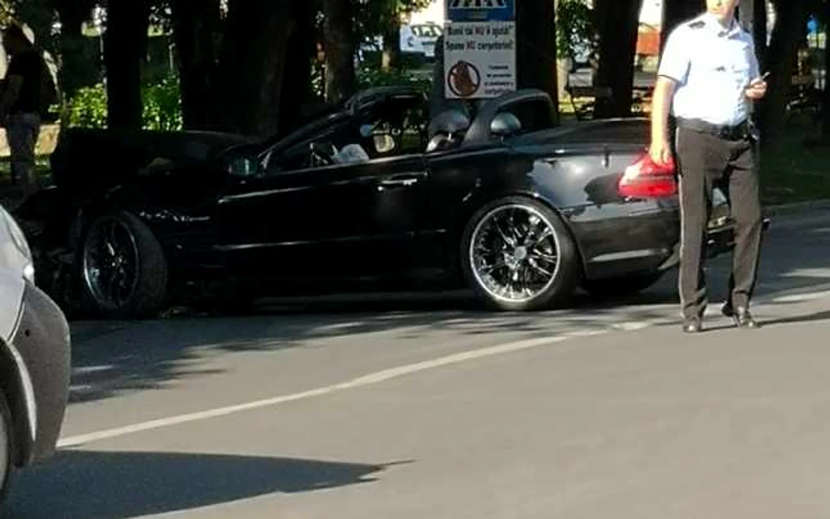 Stâlpul a fost cel care a oprit maşina să intre în parc FOTO Adrian Caraba