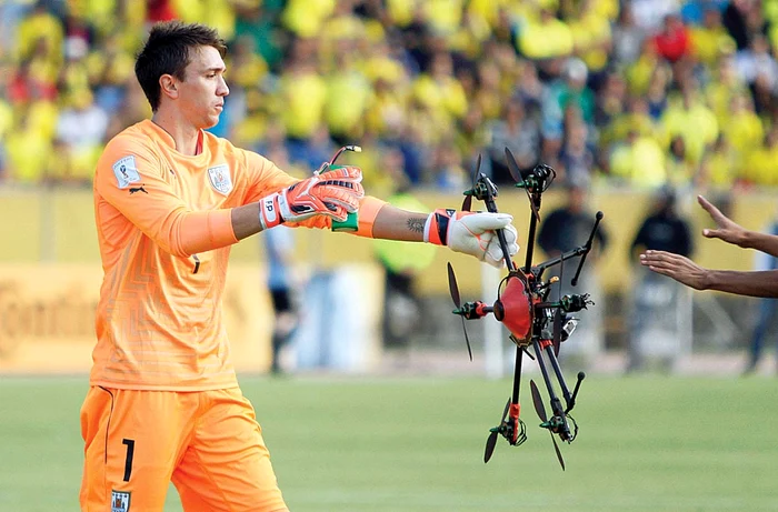 Portarul uruguayan Muslera a dat drona arbitrului de centruFoto: AP