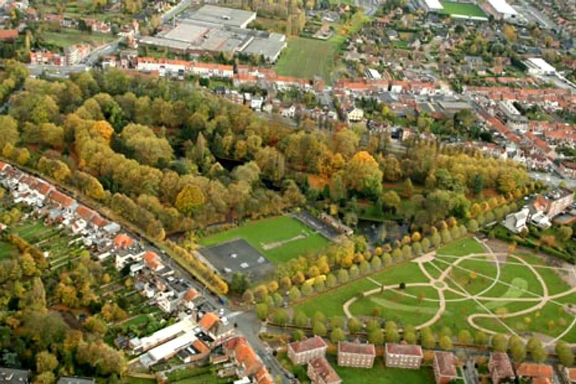 
    Primarul orașului belgian Mouscron a cerut francezilor construirea unui zid împotriva romilorFoto: mouscron.be  
