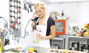 Lavinia a pregătit o  mâncare sănătoasă, aşa  cum obişnuieşte să aibă  în fiecare zi: muşchi de  vită cu legume la grătar  şi pastă de avocado (Fotografii: Protv) jpeg