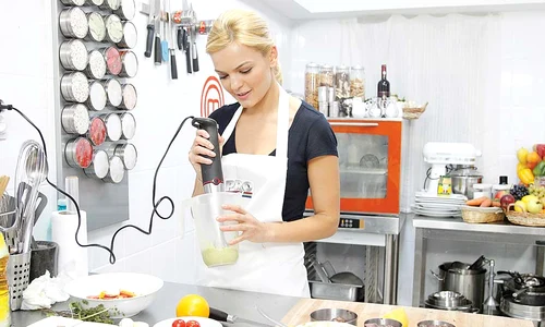 Lavinia a pregătit o  mâncare sănătoasă, aşa  cum obişnuieşte să aibă  în fiecare zi: muşchi de  vită cu legume la grătar  şi pastă de avocado (Fotografii: Protv) jpeg