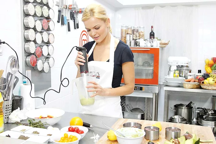 Lavinia a pregătit o mâncare sănătoasă, aşa cum obişnuieşte să aibă în fiecare zi: muşchi de vită cu legume la grătar şi pastă de avocado (Fotografii: Protv)