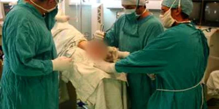 Botoşani: Călcâi refăcut cu un os transplantat din şold