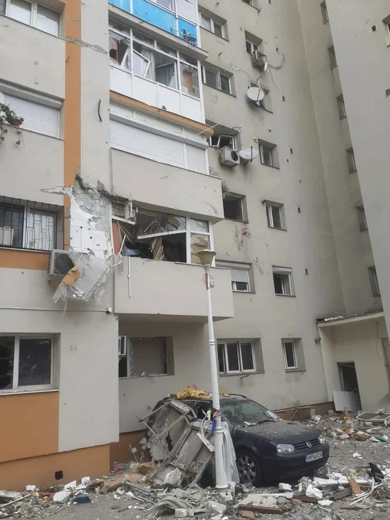 Mașina familiei Brad, distrusă la explozie. foto: Click!