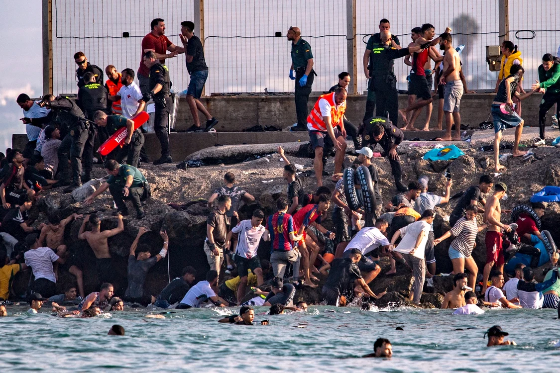 Imagini cu imigranţii din Maroc ajunşi în exclava spaniolă Ceuta. FOTO Profimedia