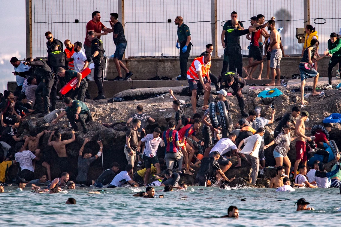 Sute de migranți au trecut din Maroc în enclava spaniolă Ceuta FOTO Profimedia