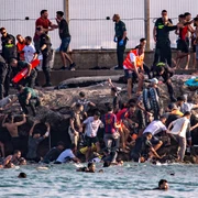 Sute de migranți au trecut din Maroc în enclava spaniolă Ceuta FOTO Profimedia