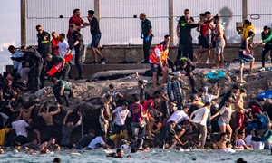 Sute de migranți au trecut din Maroc în enclava spaniolă Ceuta FOTO Profimedia