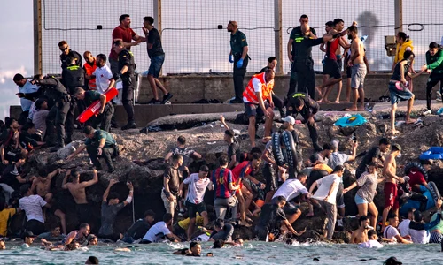 Sute de migranți au trecut din Maroc în enclava spaniolă Ceuta FOTO Profimedia