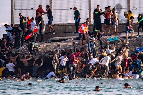 Sute de migranți au trecut din Maroc în enclava spaniolă Ceuta FOTO Profimedia