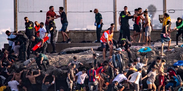 Sute de migranți au trecut din Maroc în enclava spaniolă Ceuta FOTO Profimedia