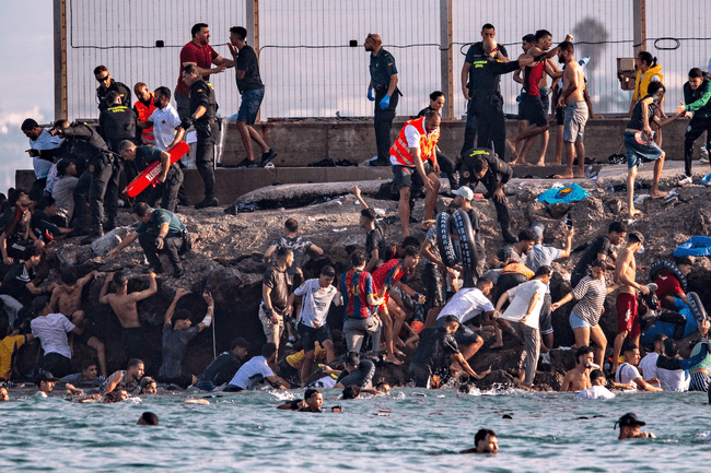 Un expert în migrație internațională pune la îndoială spontaneitatea valului de migranți din Ceuta: „Seamănă foarte mult cu ceea ce am văzut la granița Belarus-Polonia”