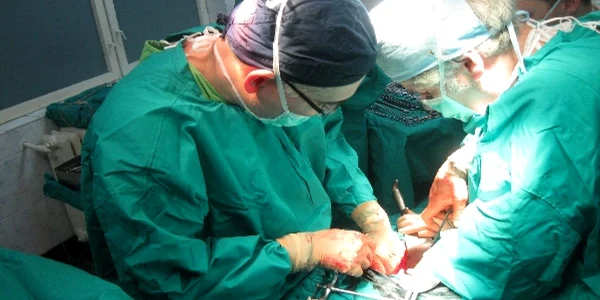 Pacienta operată ieri de medicii români şi maghiari se simte bine