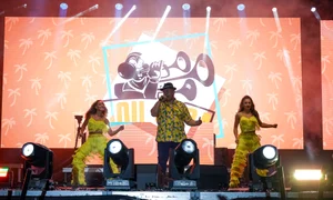 Lou Bega a fost pus pe show, a dansat până la epuizare, fiind acompaniat de două dansatoare super sexy și energice