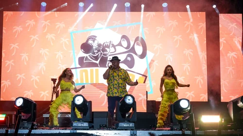 Lou Bega a fost pus pe show, a dansat până la epuizare, fiind acompaniat de două dansatoare super sexy și energice