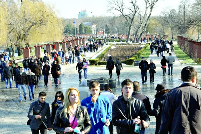 
    În weekend vremea va  fi agreabilă, dar duminică  seară se întorc ninsorilor slabe  